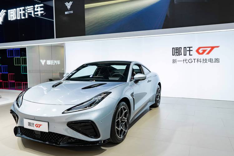 深圳103哪吒汽车在智能汽车领域的表现，领途汽车在新能源汽车市场中的影响力